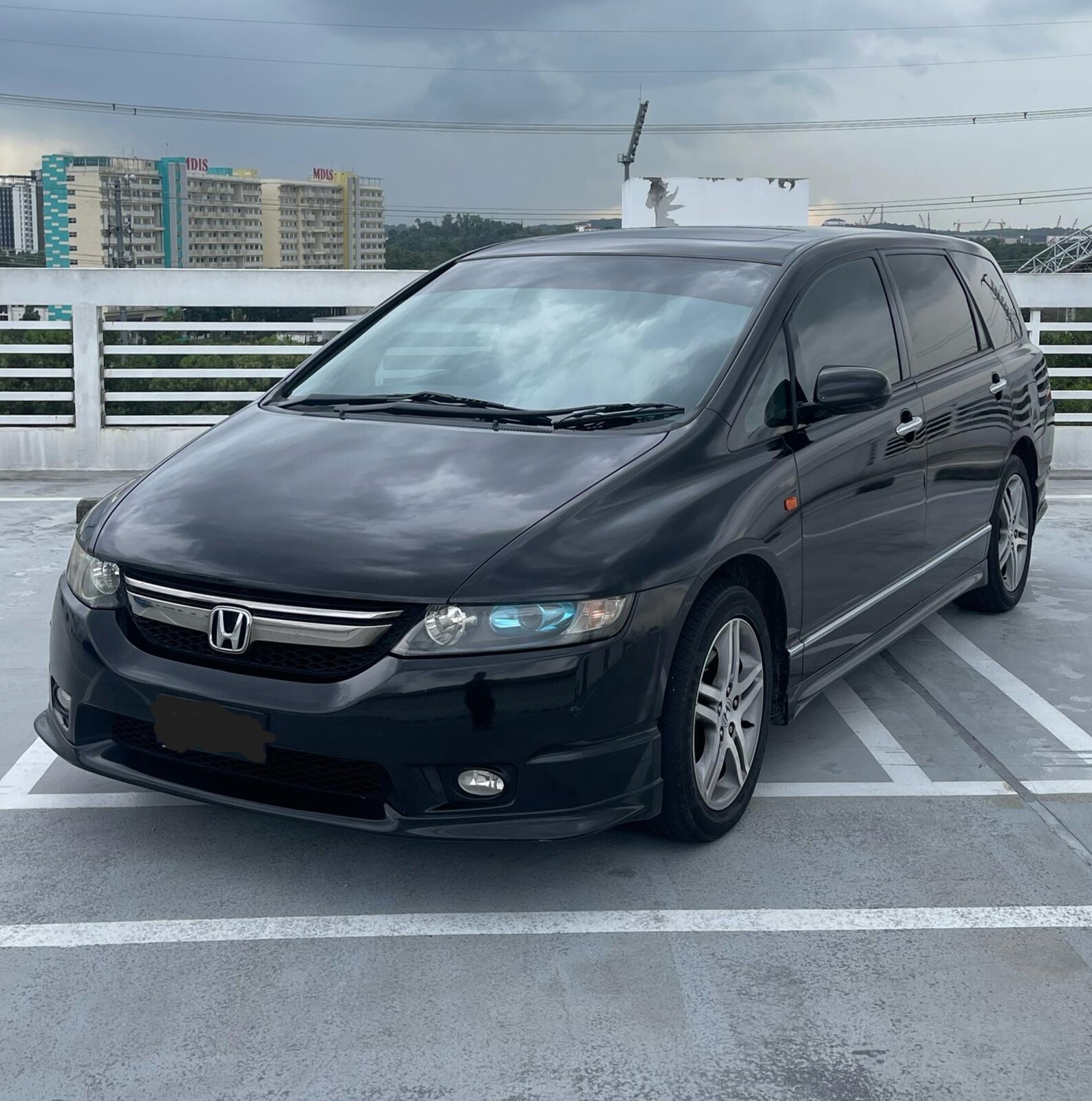 " "Front side view of a MPV black Honda Odyssey."